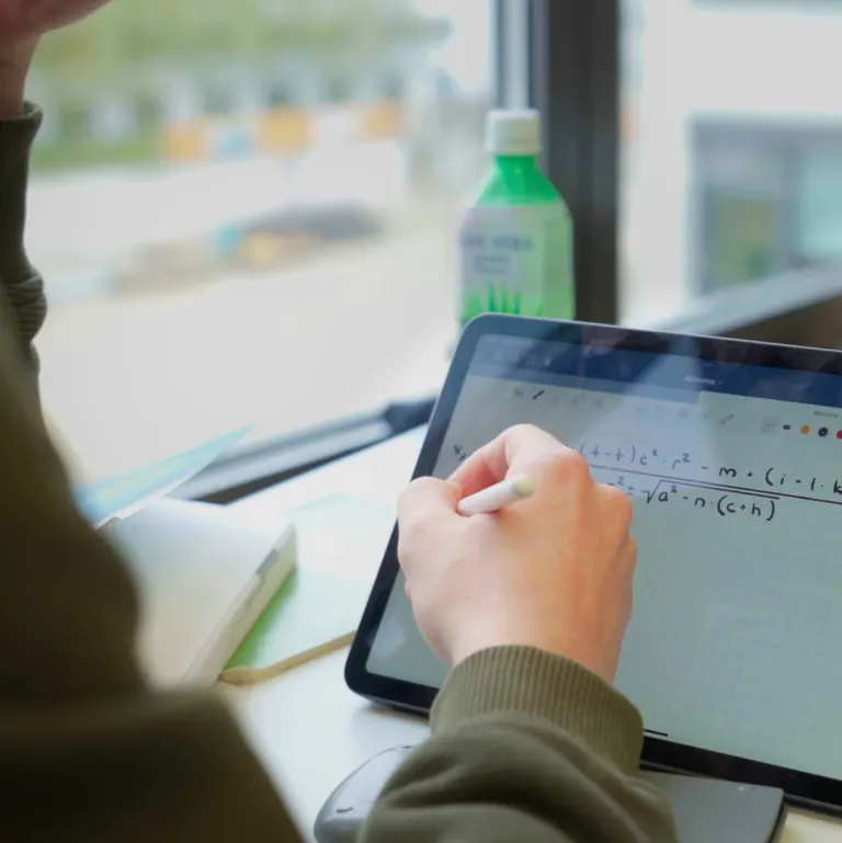 Schüler:in löst Matheaufgaben mit der abiturma DOJO Lernapp auf dem Tablet